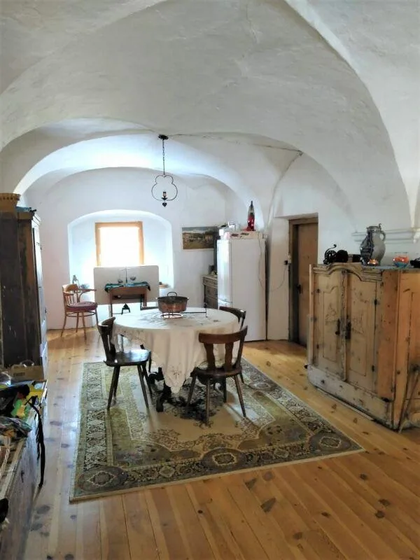 Rustikales grosses Engadinerhaus mit angebauter Scheune und viel Um...