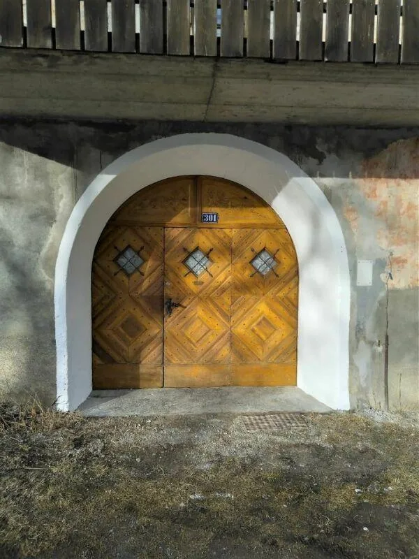 Rustikales grosses Engadinerhaus mit angebauter Scheune und viel Um...