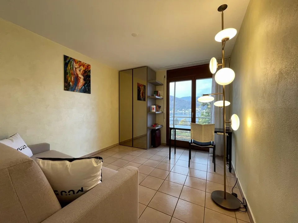 Vendesi casa singola vista lago