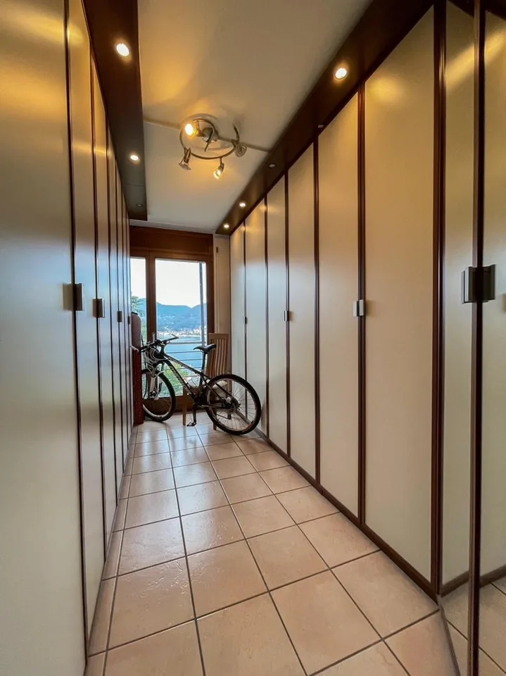 Vendesi casa singola vista lago