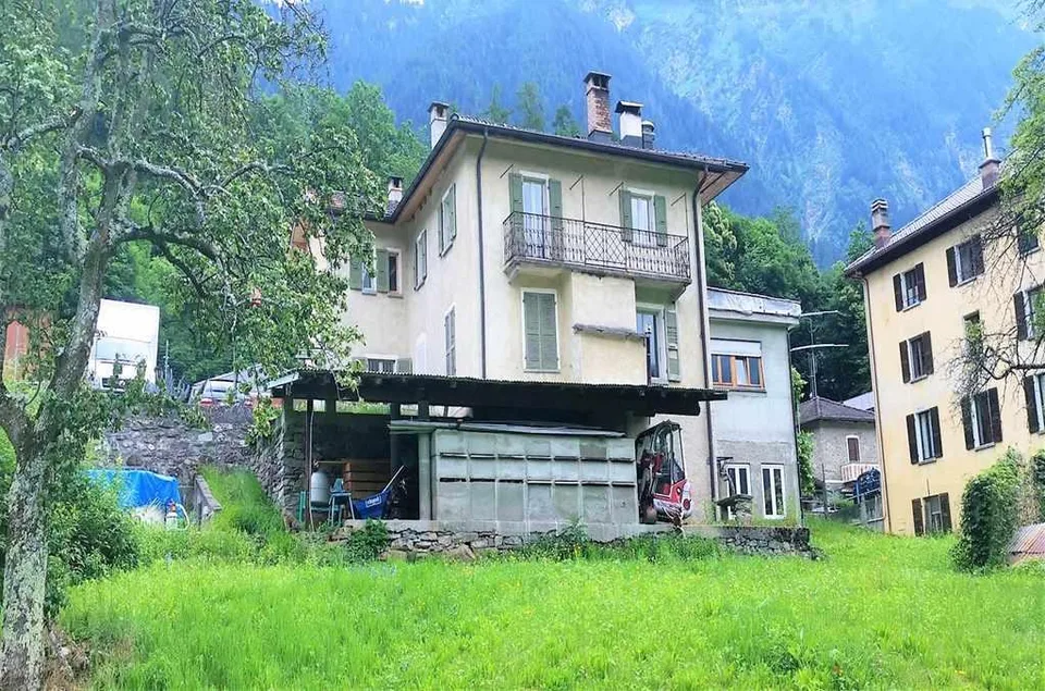16-Zimmer-Tessinerhaus mit 4 Wohnungen mit Bauland und Aussicht / c...