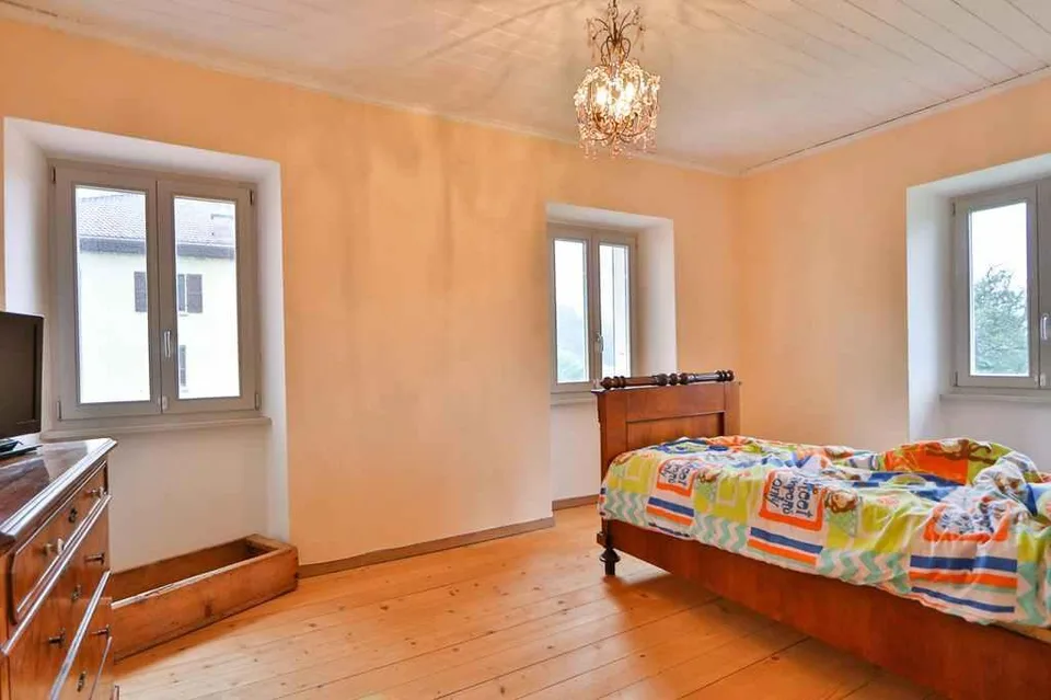 16-Zimmer-Tessinerhaus mit 4 Wohnungen mit Bauland und Aussicht / c... – Foto 12 von 21