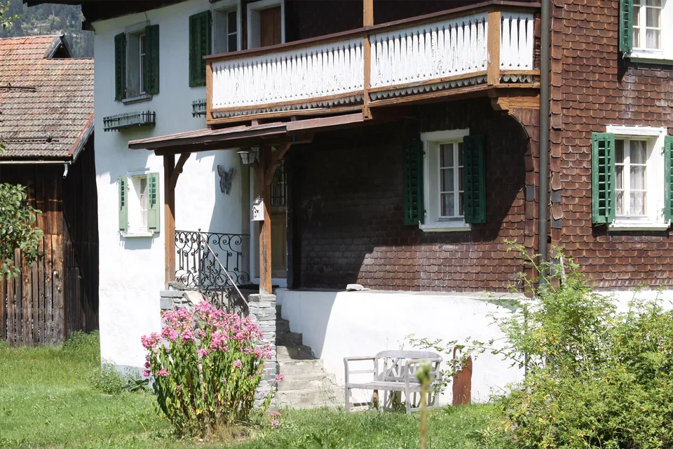 Liebhaberobjekt in Surrein (GR) - 5.5 Zimmerwohnung Zweifamilienhaus