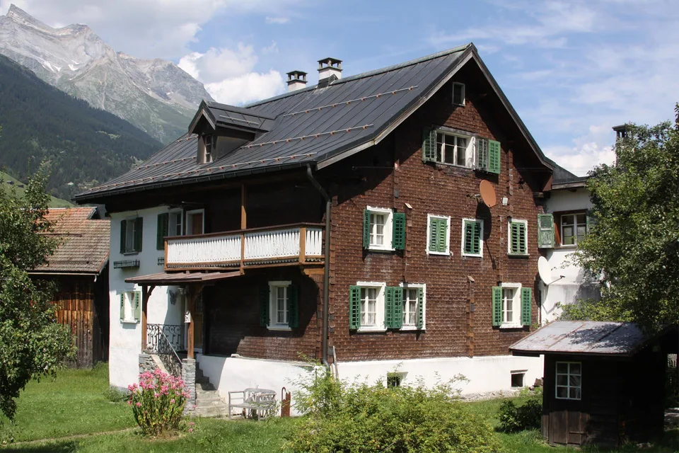 Liebhaberobjekt in Surrein (GR) - 5.5 Zimmerwohnung Zweifamilienhaus