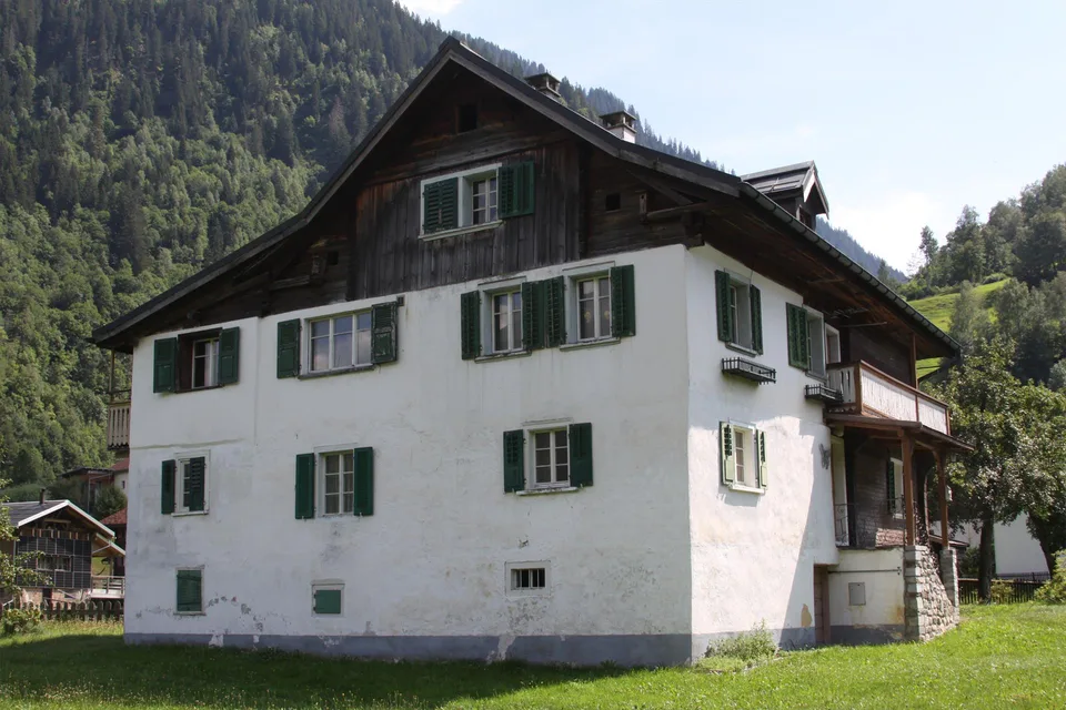 Liebhaberobjekt in Surrein (GR) - 5.5 Zimmerwohnung Zweifamilienhaus