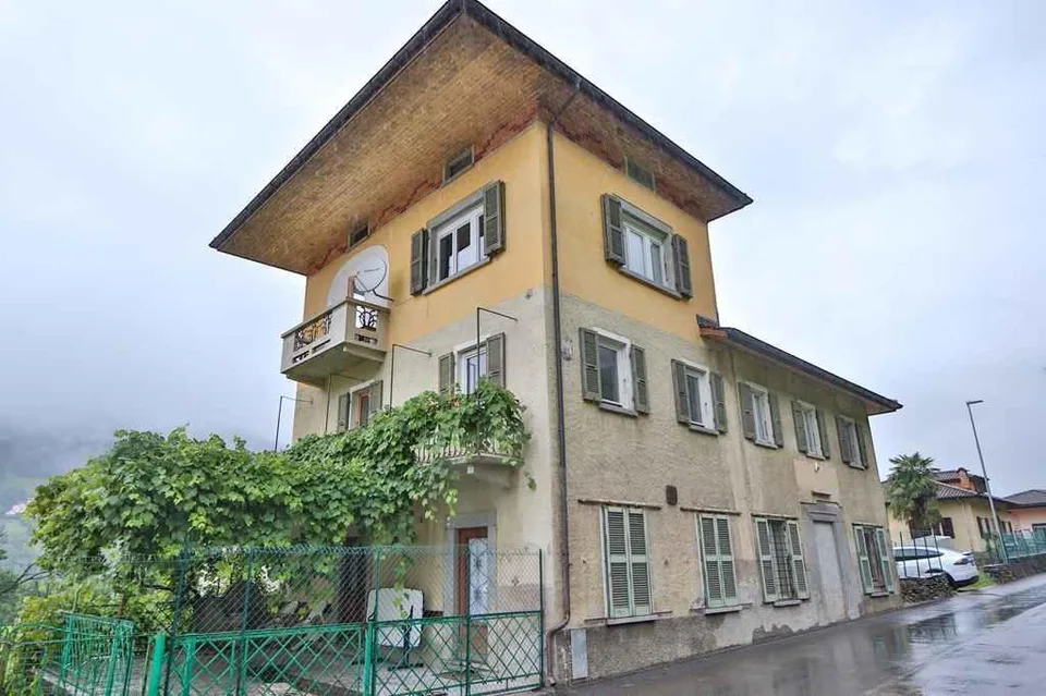 16-Zimmer-Tessinerhaus mit 4 Wohnungen und Bauland und Aussicht / c...