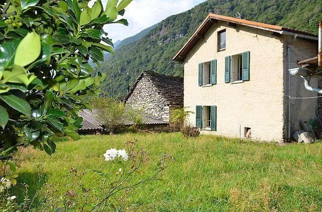 Mehrfamilienhaus mit Ausbaumöglichkeit und Garten/Casa plurifamilia... – Foto 24 von 30