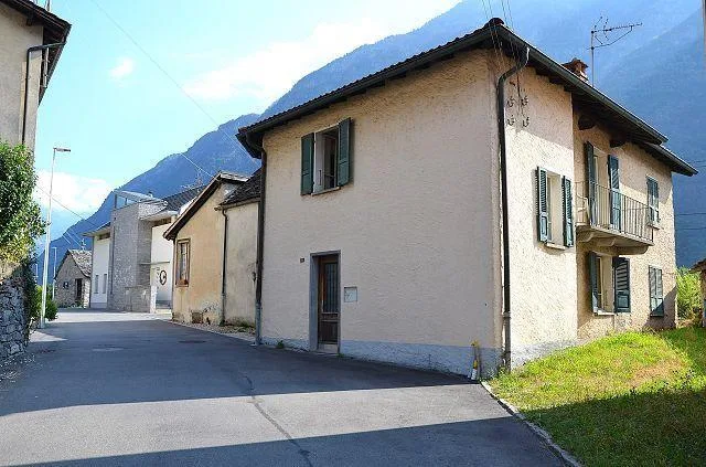 Mehrfamilienhaus mit Ausbaumöglichkeit und Garten/Casa plurifamilia...