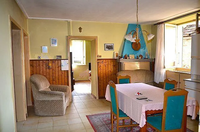 Mehrfamilienhaus mit Ausbaumöglichkeit und Garten/Casa plurifamilia...