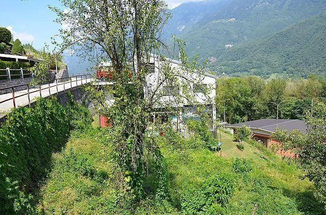 Terreno R2 per la casa unifamiliare di 368 m2 molto soleggiata, pan...