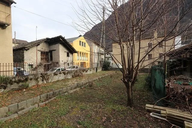 2-Familienhaus mit Rustico und Garten / casa plurifamiliare con rus...