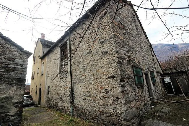 2-Familienhaus mit Rustico und Garten / casa plurifamiliare con rus...