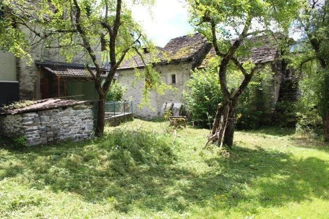 Tessinerhaus mit 6 Zimmern und Umschwung / casa ticinese con 6 loca...