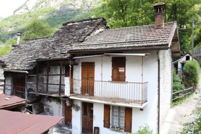 Tessinerhaus mit 6 Zimmern und Umschwung / casa ticinese con 6 loca...