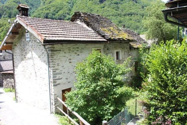 Tessinerhaus mit 6 Zimmern und Umschwung / casa ticinese con 6 loca...