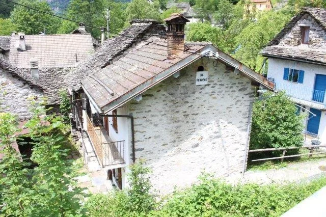 Tessinerhaus mit 6 Zimmern und Umschwung / casa ticinese con 6 loca...