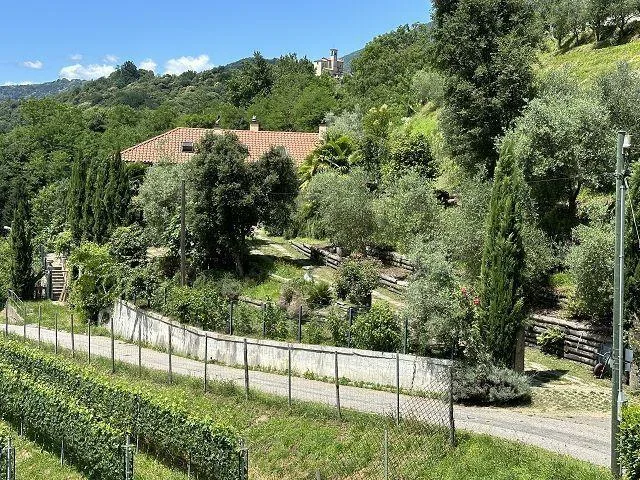 5 1/2-Zimmer-Landhaus mit grossem Umschwung / villa di 5 1/2 locali...