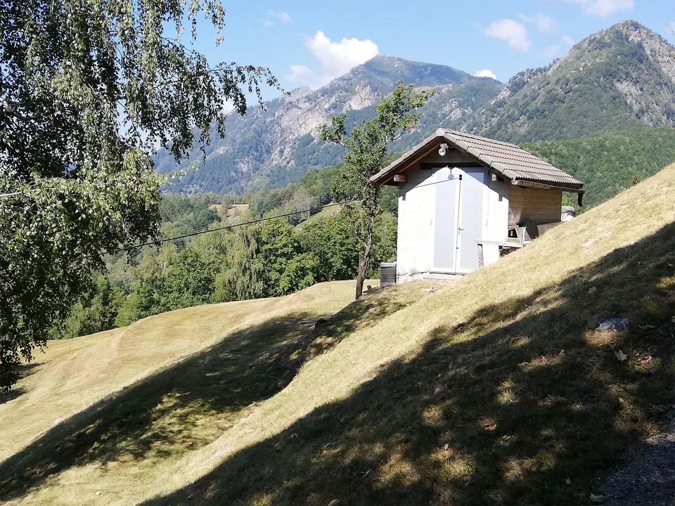 Zwei fantastische Rustici mit Land
