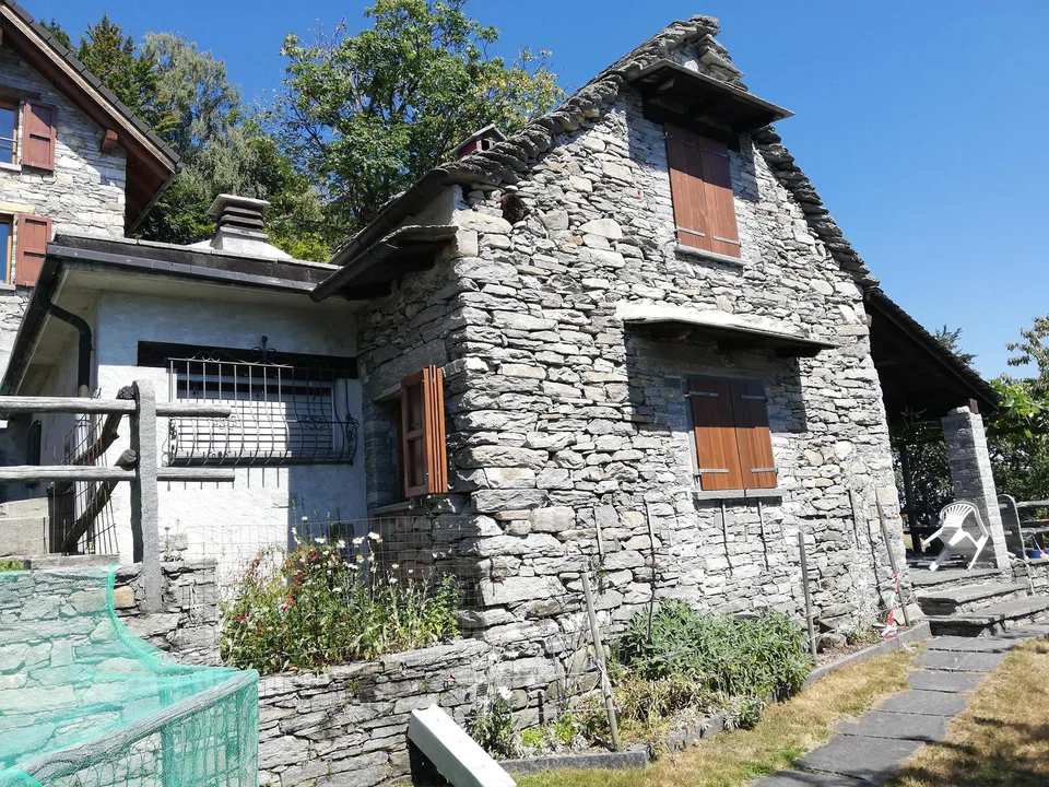 Zwei fantastische Rustici mit Land
