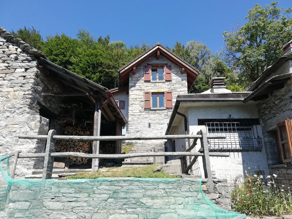Zwei fantastische Rustici mit Land