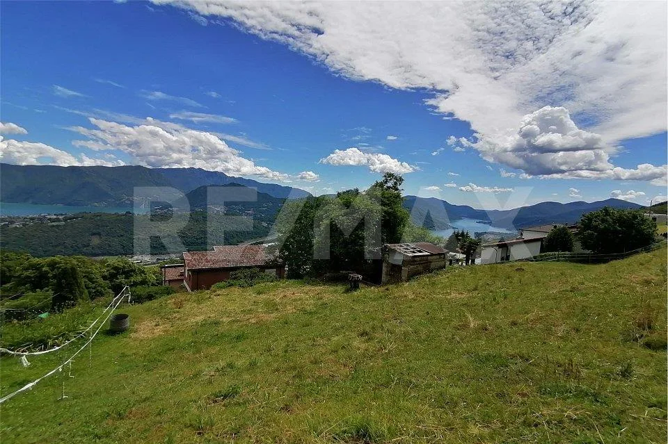 SUPER OFFERTA!! AMPIO TERRENO EDIFICABILE CON VISTA LAGO