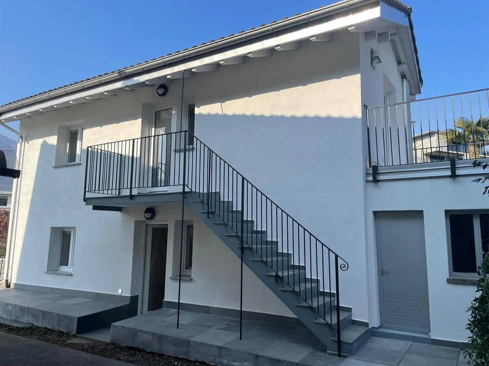 CASA BIFAMILIARE CON DUE MONOLOCALI – ID 21353