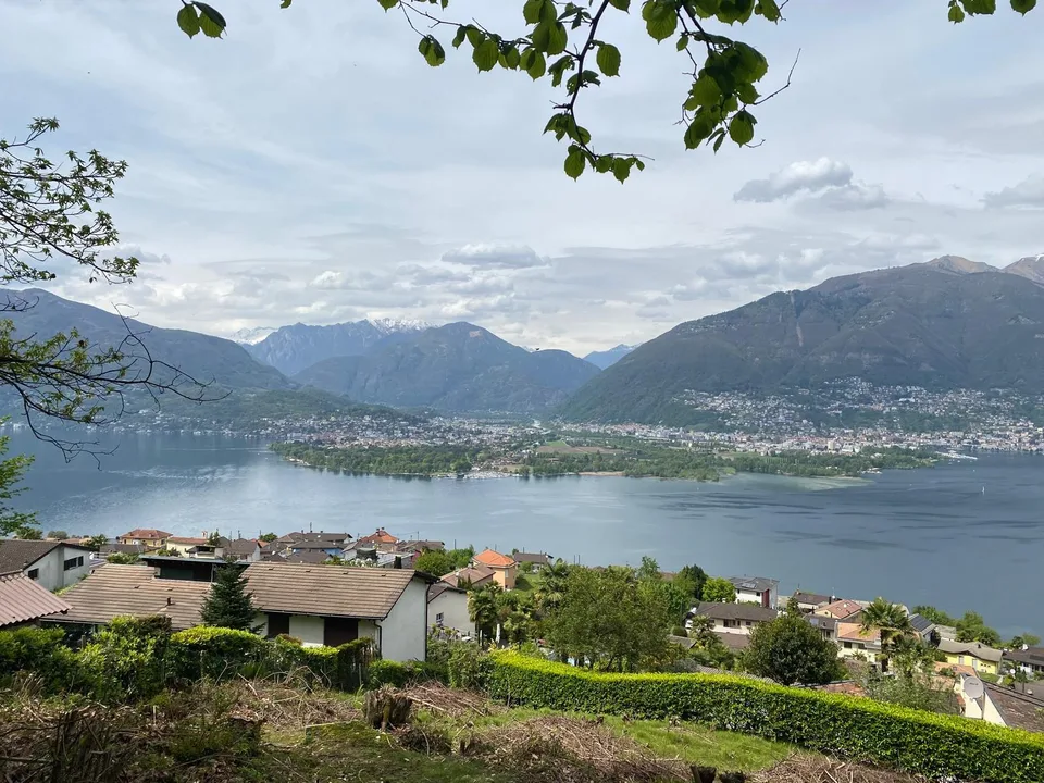 Baulandparzelle in Gambarogno mit herrlicher Aussicht