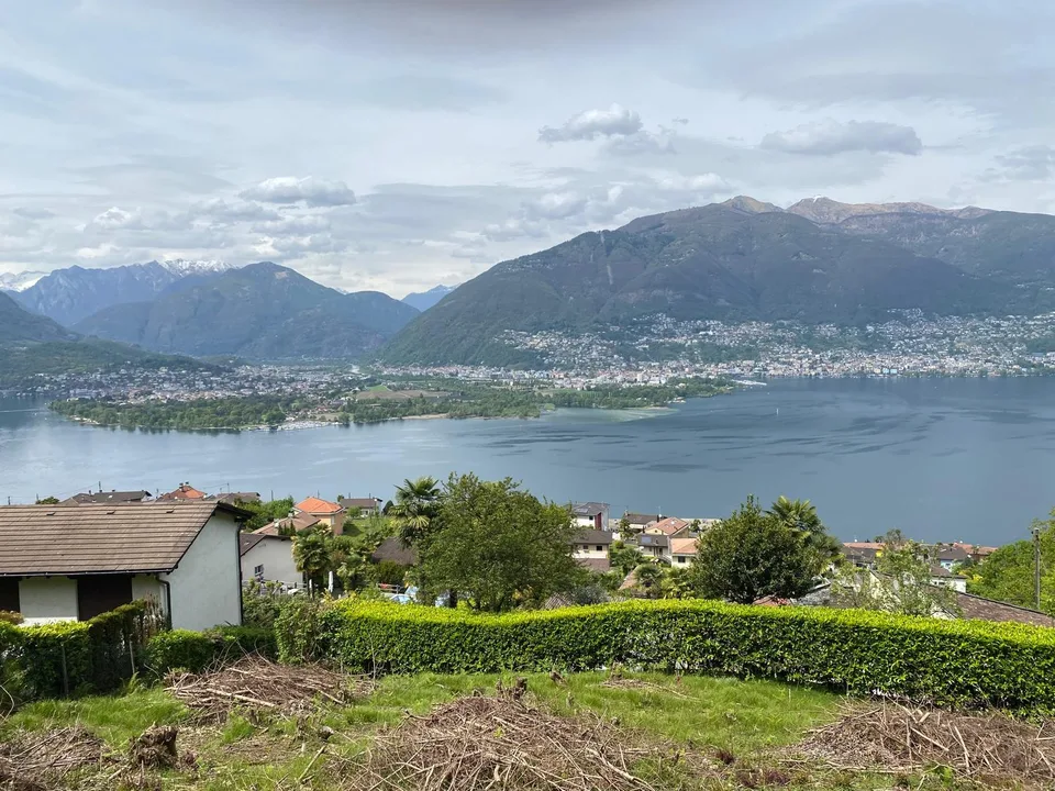 Baulandparzelle in Gambarogno mit herrlicher Aussicht