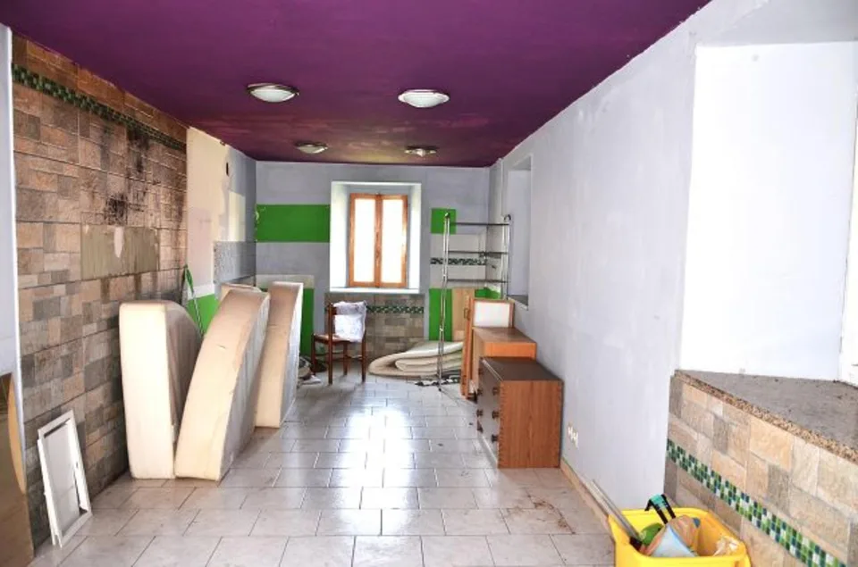12-Zimmer-Tessinerhaus im Dorfkern zum Renovieren mit Garten / Casa...