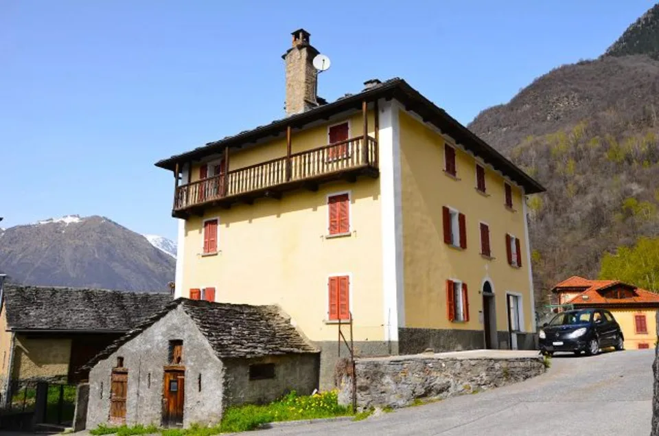 12-Zimmer-Tessinerhaus im Dorfkern zum Renovieren mit Garten / Casa...