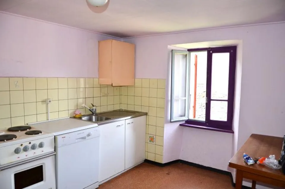 12-Zimmer-Tessinerhaus im Dorfkern zum Renovieren mit Garten / Casa...