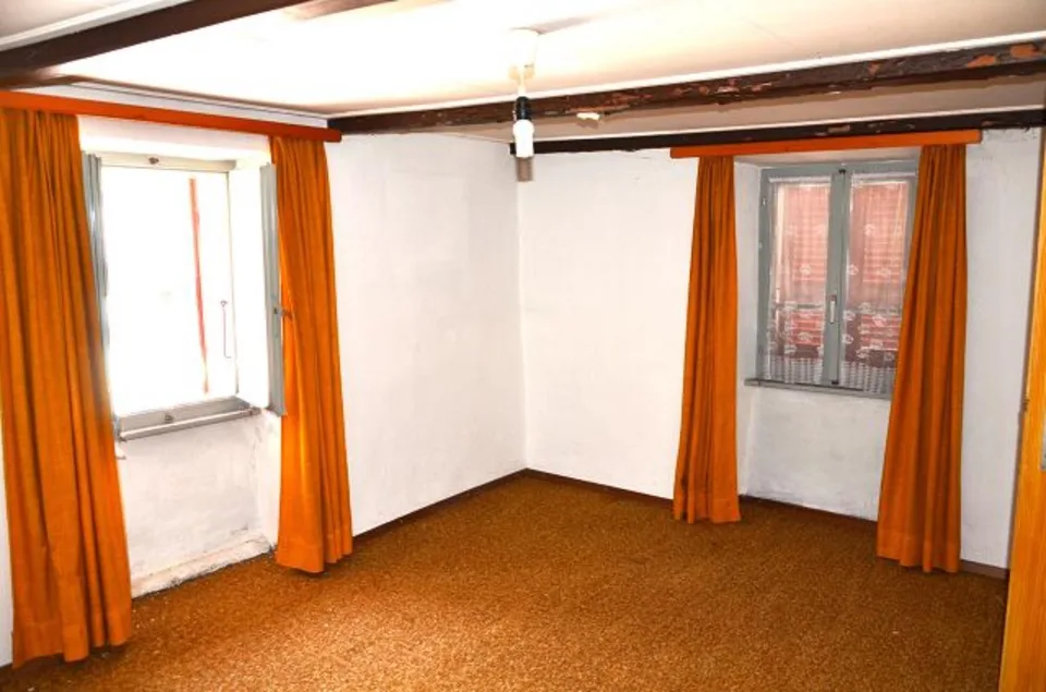 12-Zimmer-Tessinerhaus im Dorfkern zum Renovieren mit Garten / Casa... – Foto 10 von 30