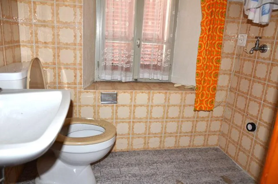 12-Zimmer-Tessinerhaus im Dorfkern zum Renovieren mit Garten / Casa... – Foto 18 von 30