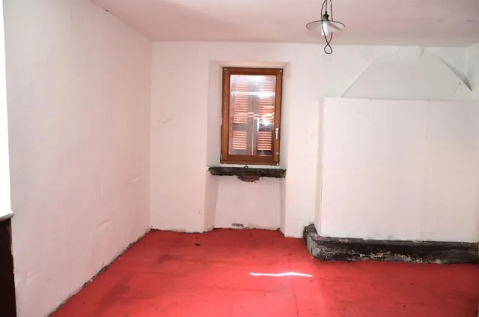 12-Zimmer-Tessinerhaus im Dorfkern zum Renovieren mit Garten / Casa...