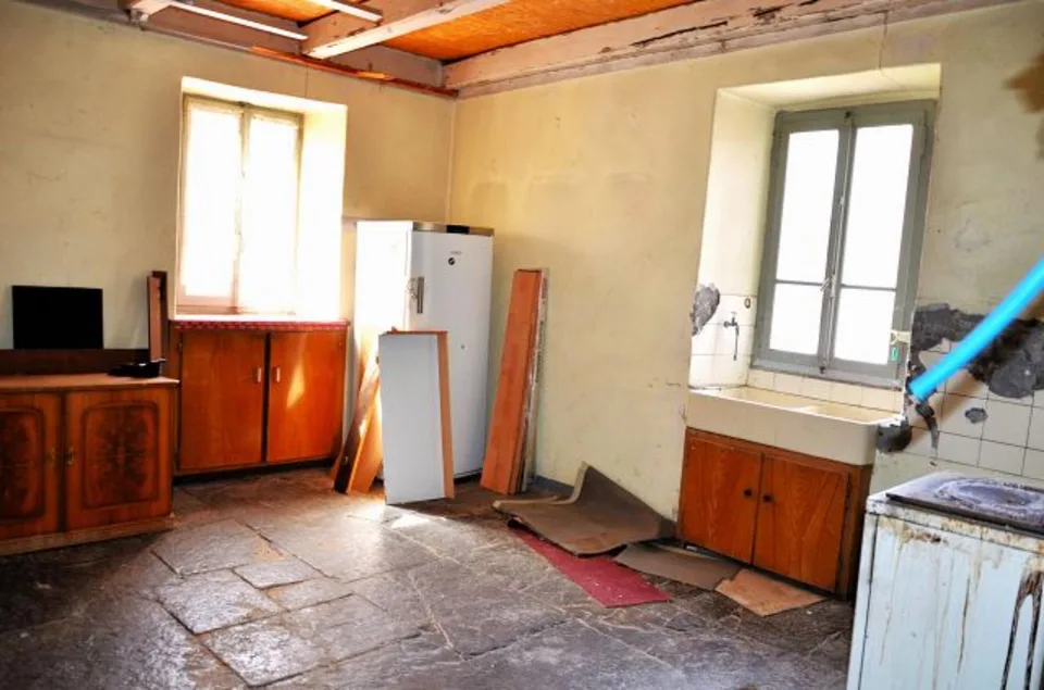 12-Zimmer-Tessinerhaus im Dorfkern zum Renovieren mit Garten / Casa...