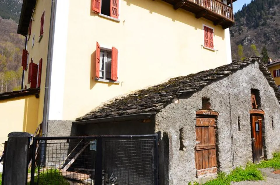 12-Zimmer-Tessinerhaus im Dorfkern zum Renovieren mit Garten / Casa... – Foto 27 von 30