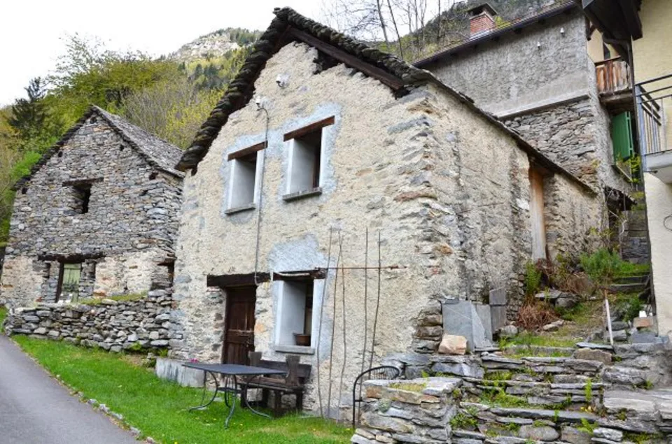 Rustico su 2 piani da ristrutturare con progetto approvato molto so...