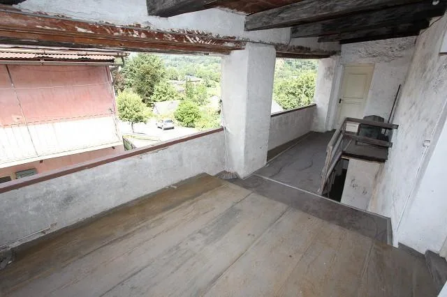 12-Zimmer-Dorfhaus zum Ausbauen / casa con 12 locali da ristrutturare