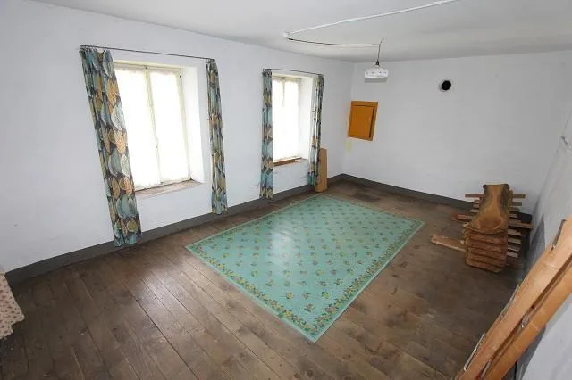 12-Zimmer-Dorfhaus zum Ausbauen / casa con 12 locali da ristrutturare