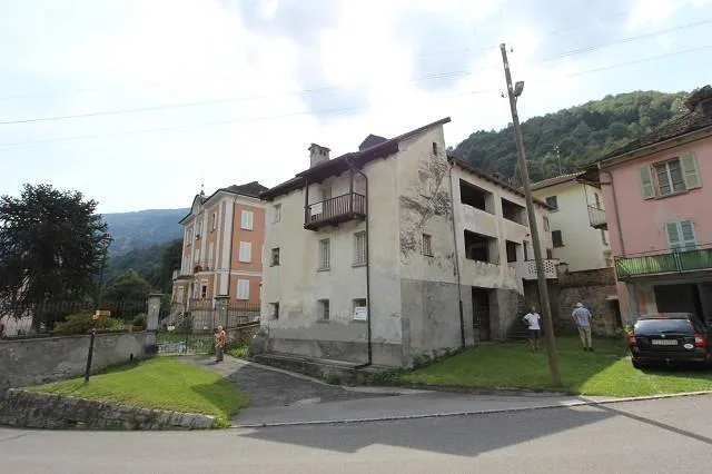 12-Zimmer-Dorfhaus zum Ausbauen / casa con 12 locali da ristrutturare