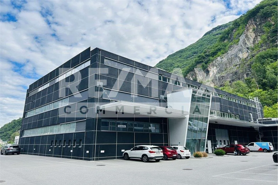 In vendita: Ampio spazio commerciale al centro CAST-CASTIONE