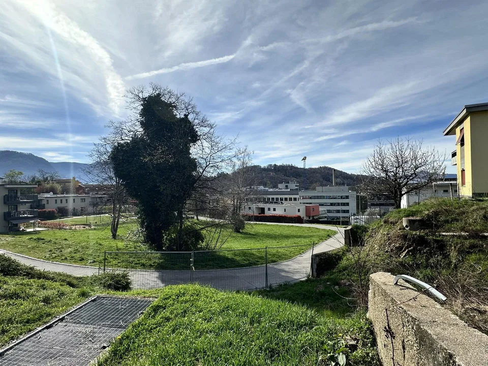 TERRENO CON LICENZA PER UNA VILLA DI PREGIO A COMANO