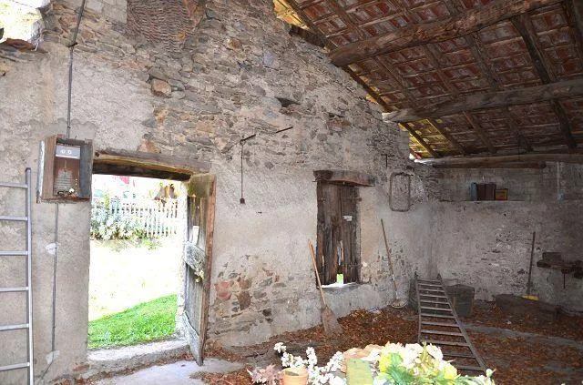 Grande rustico su 2 piani con possibilità di ampliamento molto sole...