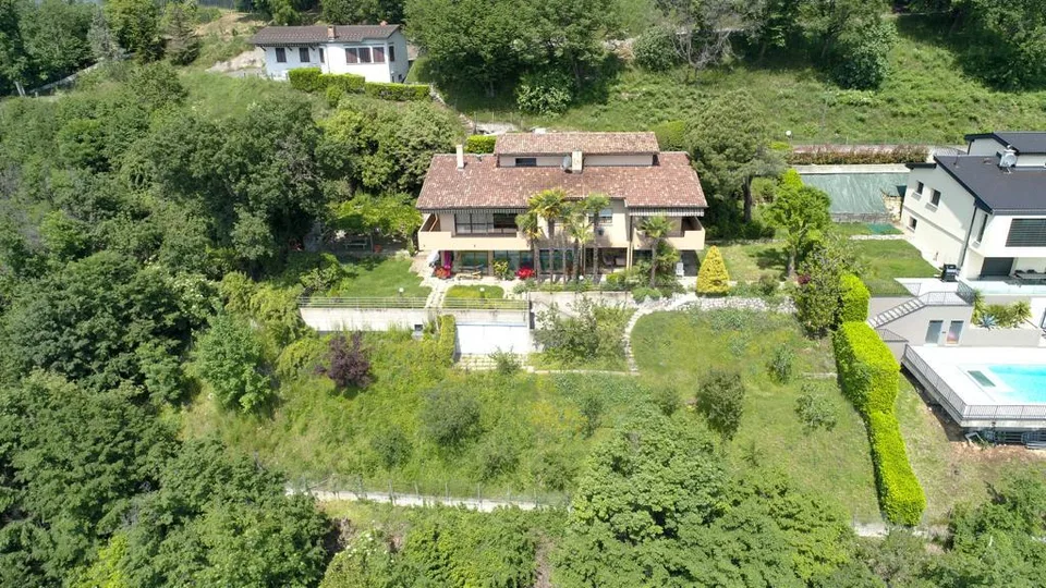 Il paradiso perfetto per le famiglie: Spaziosa casa 10.5 locali a T...