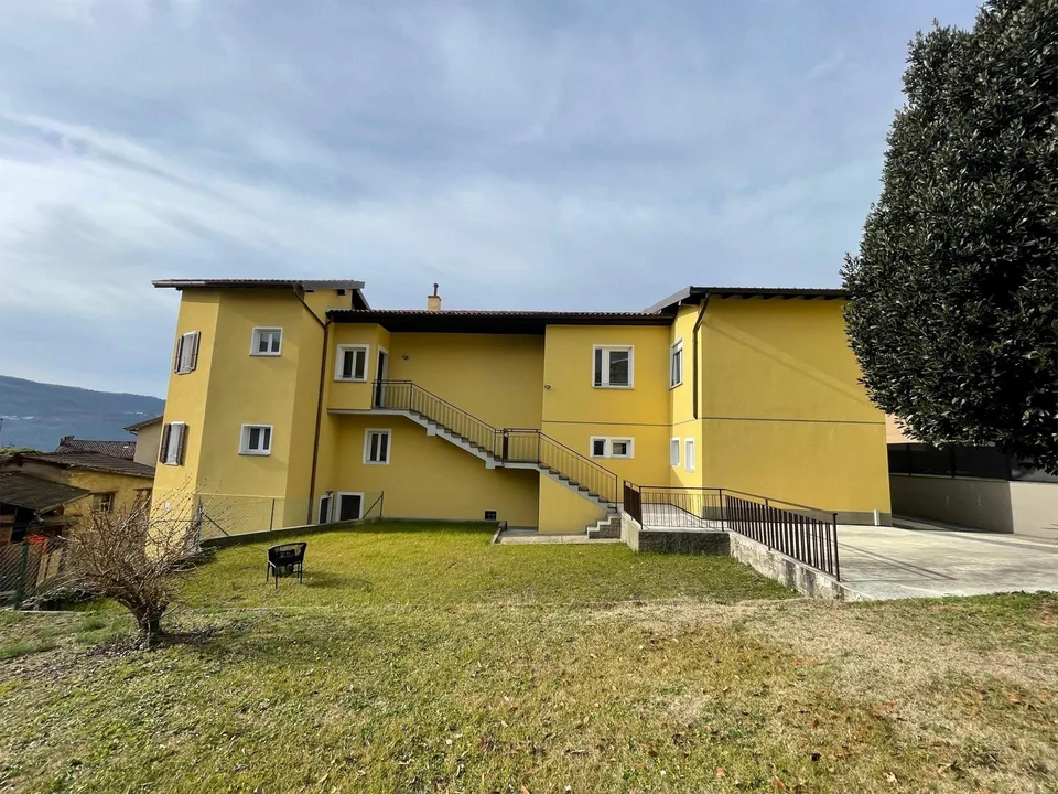 Appartamenti 2.5/3.5 completamenti ristrutturati a nuovo con posteggi.