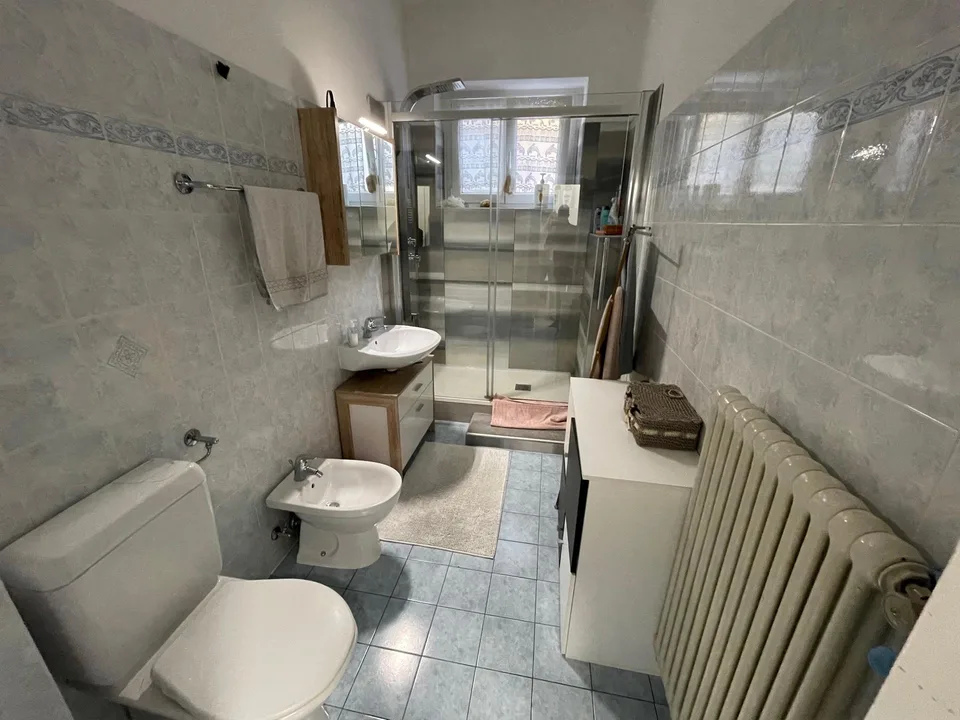 Ampia casa unifamiliare 6.5 con giardino e due garage. – Foto 10 von 13