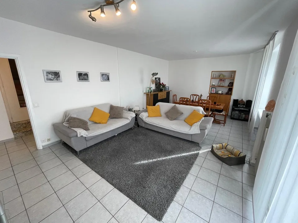 Ampia casa unifamiliare 6.5 con giardino e due garage. – Foto 8 von 13