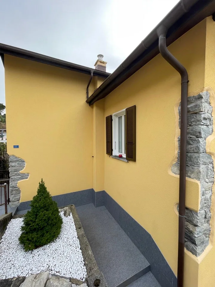 Ampia casa unifamiliare 6.5 con giardino e due garage.