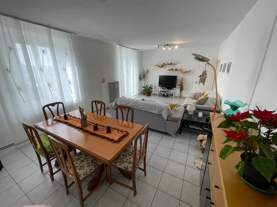 Ampia casa unifamiliare 6.5 con giardino e due garage. – Foto 7 von 13