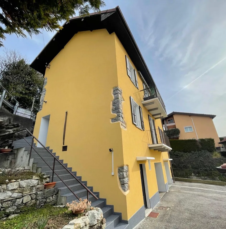 Ampia casa unifamiliare 6.5 con giardino e due garage.
